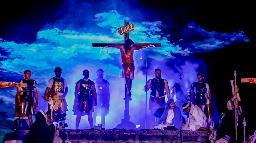 Encenação da Paixão de Cristo no centro de Eusébio, Ceará, nesta sexta-feira santa, 18