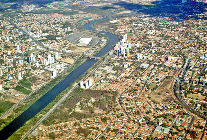 O estado tem 3,2 milhões de habitantes numa área de 252 mil km². São 224 municípios. Teresina (foto) é a capital. Quem nasceu no estado é piauiense.