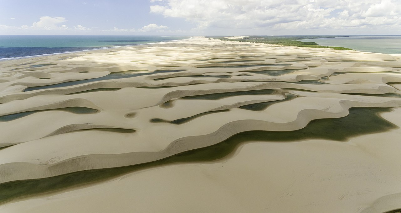 E uma das paisagens mais incríveis no Piauí fica no Delta do Parnaíba, na foz do Rio Parnaíba, entre os estados do Piauí e Maranhão. Formações de duna, mangues e ilhotas compõem um cenário semelhante aos Lençóis Maranhenses, que ficam na parte ocidental e são mais famosos. Muitos não sabem que, no Piauí, a paisagem também é deslumbrante.