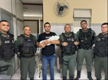 ￼POLICIAIS levaram a bebê para um hospital 