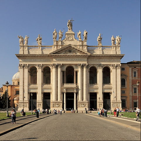 Arquibasílica de São João de Latrão - É a catedral de Roma. A mais antiga entre as cinco basílicas papais no mundo e a mais antiga igreja do Ocidente (inaugurada em 324). Tem estilo barroco.