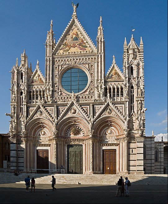 Catedral de Siena - Construída entre 1215 e 1263, tem uma lanterna na cúpula que foi projetada por Bernini, um dos mais prestigiados artistas plásticos da história. A fachada representa profetas, filósofos e apóstolos.