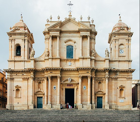 Catedral de Noto - Fica na Sicília. É dedicada a São Nicolau. Começou a ser erguida no início do século XVIII, na reconstrução da região após o terremoto devastador de 1693. Foi concluída em 1776.