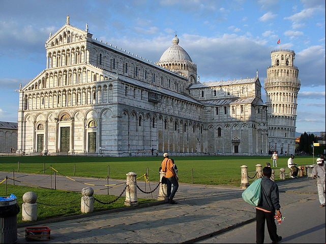 Catedral de Pisa - Inaugurada em 1092. Dedicada à Virgem Maria. Igreja em estilo românico toscano. Forma com a Torre de Pisa o Complexo Arquitetônico Piazza dei Miracoli. Patrimônio da Humanidade pela Unesco.