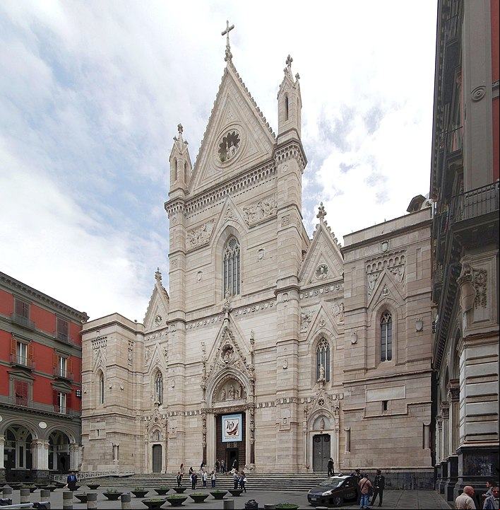 Catedral de Nápoles - Idealizada pelo rei Carlo I d'Angiò, que morreu em 1285 sem vê-la concluída. Dedicada ao padroeiro da cidade, São Januário. Fica acima de catacumbas que contêm vestígios de antigas civilizações grega, romana e cristã.