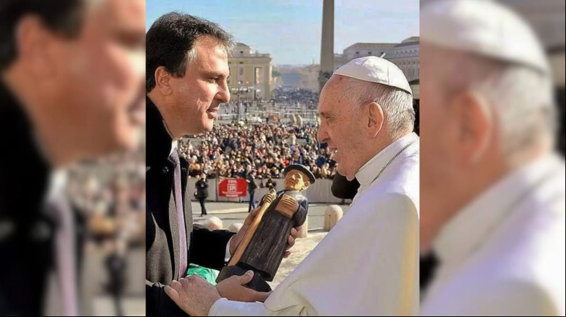 Então governador do Ceará, Camilo Santana entregou uma escultura de padre Cícero Romão Batista ao papa Francisco durante visita oficial à Santa Sé