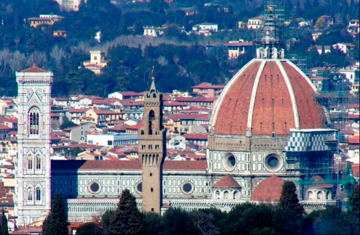 Catedral de Santa Maria del Fiore - Florença - Uma das mais famosas igrejas do mundo, conhecida pela inconfundível cúpula redonda de 54m de altura. A igreja tem 153m de comprimento por 90m de largura. Construída entre 1296 e 1436. A fachada tem mosaicos de mármore coloridos em estilo neogótico.