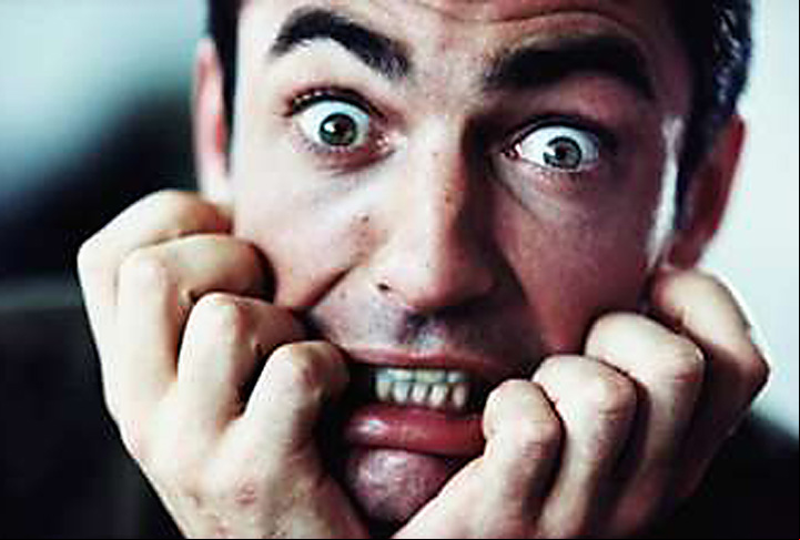 Irritabilidade e alterações de humor: oscilações de humor, explosões de raiva e impaciência frequente.
