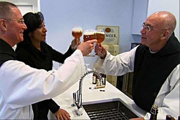 Os monges trapistas também se dedicam ao trabalho manual, produzindo vários produtos como queijos, vinhos, cervejas, pães e outros itens que ajudam a sustentar seus mosteiros.
