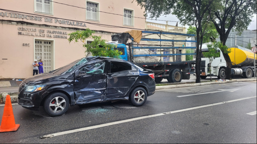 O impacto da colisão fez o carro parar do outro lado da Dom Manuel, já no sentido Aguanambi e deixou um ocupante do veículo ferido