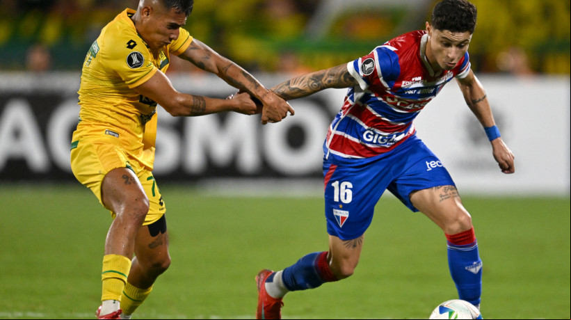 Castañeda e Diogo Barbosa disputam lance no jogo Bucaramanga x Fortaleza, no Estádio Américo Montanini, pela Copa Libertadores 2025