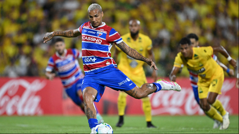 Atacante Deyverson cobra pênalti no jogo Bucaramanga x Fortaleza, no Estádio Américo Montanini, pela Copa Libertadores 2025