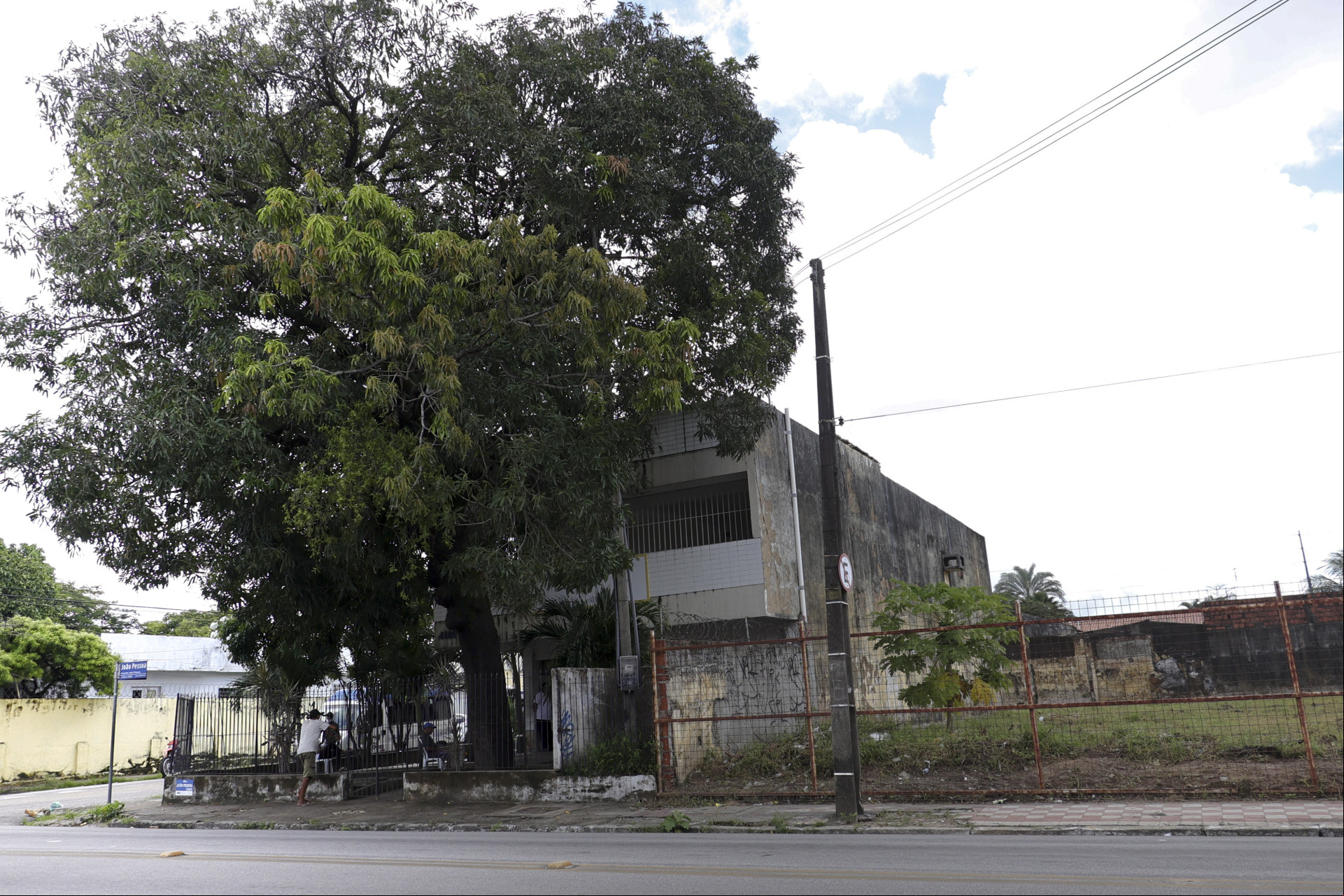 FORTALEZA, CEARÁ, BRASIL- 24.04.2025: .Denúncias sobre condições precárias em que se encontra o Centro de Referência para População em Situação de Rua(Centro Pop) Fachada no Centro Pop (Foto: /Daniel Galber Especial para O POVO)