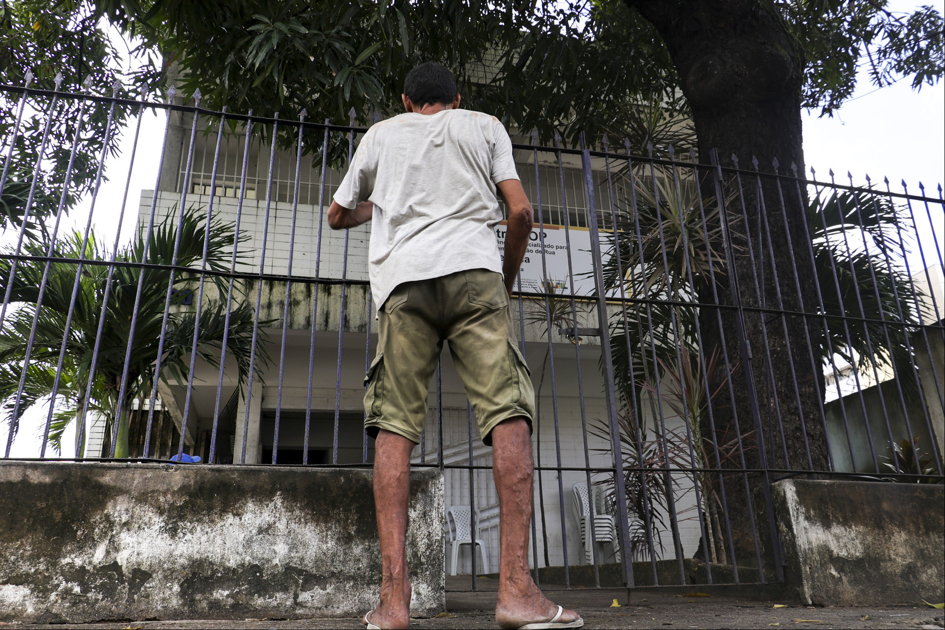 FORTALEZA, CEARÁ, BRASIL- 24.04.2025: .Denúncias sobre condições precárias em que se encontra o Centro de Referência para População em Situação de Rua(Centro Pop) Fachada no Centro Pop (Foto: /Daniel Galber Especial para O POVO)