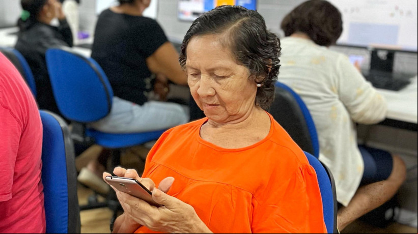 Curso para idosos sobre smartphone