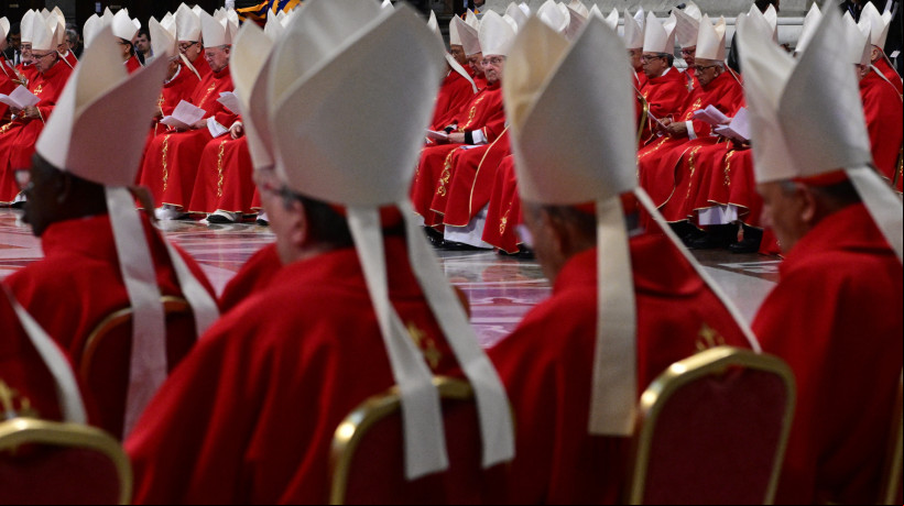 Cardeais em missa na basílica de São Pedro, no Vaticano. Vindos de todo o mundo, cardeais se encontram em reuniões preparatórias para o conclave 