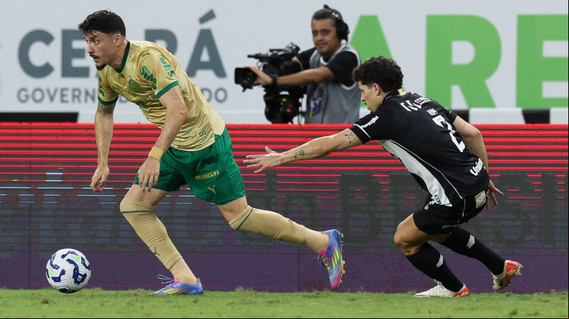 Piquerez e Rafael Ramos disputam lance no jogo Ceará x Palmeiras, no Castelão, pela Copa do Brasil 2025 