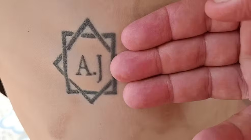 Vítima foi forçada a tatuar as iniciais de dois dos patrões nas costelas, em um sinal de
