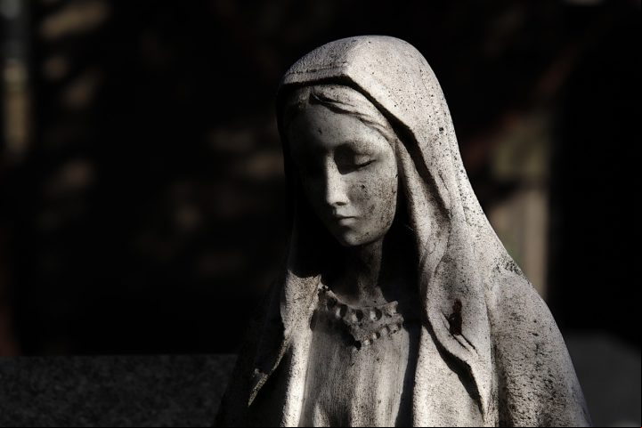 Desde 2016, uma estátua da Virgem Maria em Trevignano Romano, na Itália, tem atraído peregrinos por supostamente chorar lágrimas de sangue. 
