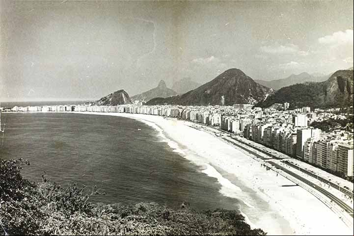 Além disso, houve uma forte ressaca no mar de Copacabana que chegou a destruir parte da Avenida Atlântica, causando estragos no primeiro pavimento do hotel.