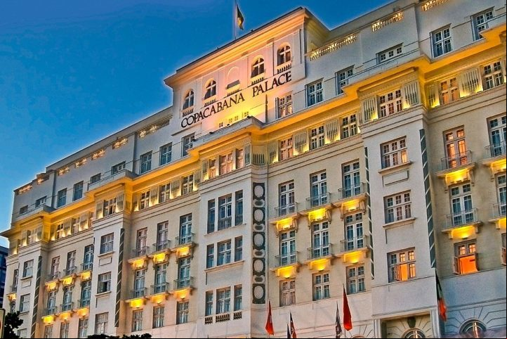 O hotel conta com 239 quartos e suítes luxuosas, seis andares, além de restaurantes renomados e áreas de lazer, uma piscina semiolímpica, spa e academia.