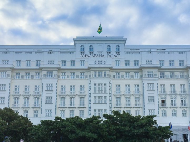 Membros de realezas também já pisaram seus pés no Copacabana Palace ao longo da história. Em março de 1931, o príncipe de Gales, que se tornaria Edward VIII, e seu irmão, o futuro George V, se hospedaram no hotel.