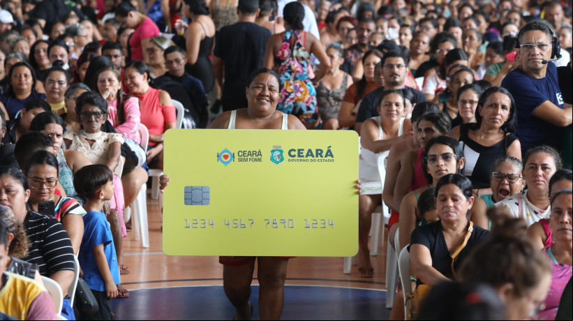 Entrega dos cartões remanescentes do Ceará Sem Fome no Ginásio Poliesportivo da Parangaba