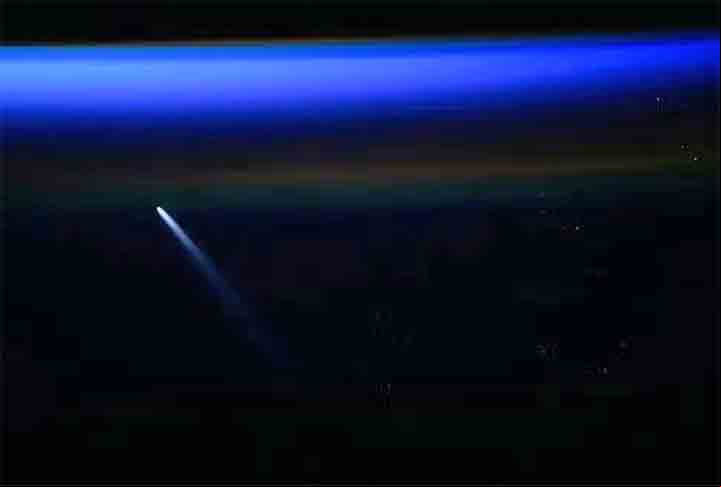 2024 também trouxe um presente especial para os astronautas, que fizeram questão de registrá-lo: o brilhante Cometa Tsuchinshan-ATLAS, ou Cometa A3. A aproximadamente 77 milhões de quilômetros de distância da Terra no momento desta foto.