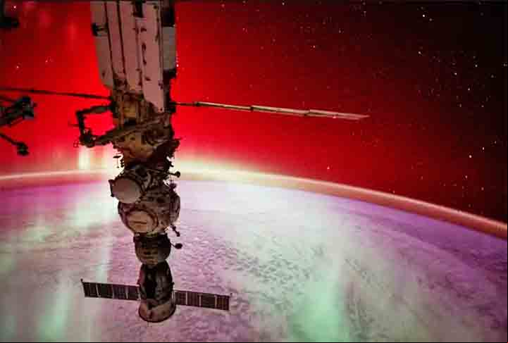 Claro que ela não poderia faltar: a aurora boreal. Os astronautas tiraram uma foto da aurora, que irradia acima do Oceano Índico, ao redor da nave tripulada Soyuz MS-25 atracada na ISS.