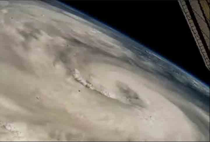 Todo ano, eles também têm uma visão panorâmica dos furacões. Na imagem, o registro do Furacão Helene acima do Golfo do México, na costa do Mississippi, em 25 de setembro de 2024.