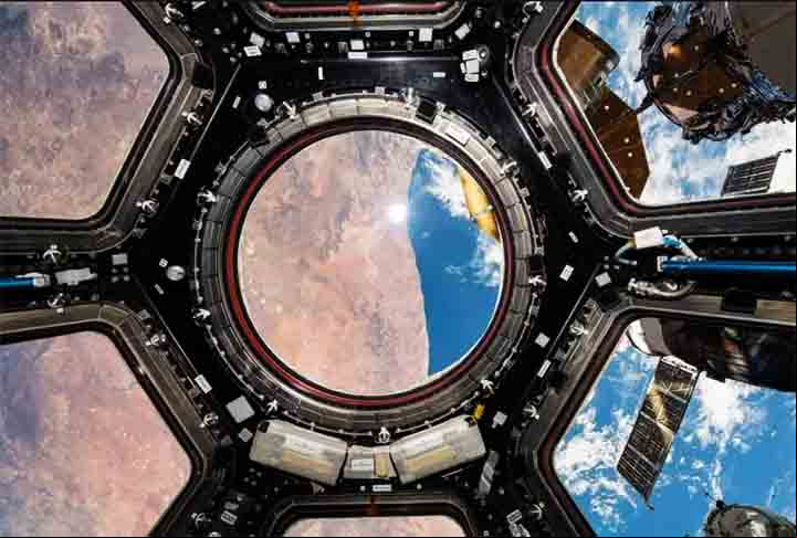 A costa sul da África brilha através da cúpula da Estação Espacial Internacional, também conhecida como janela para o mundo