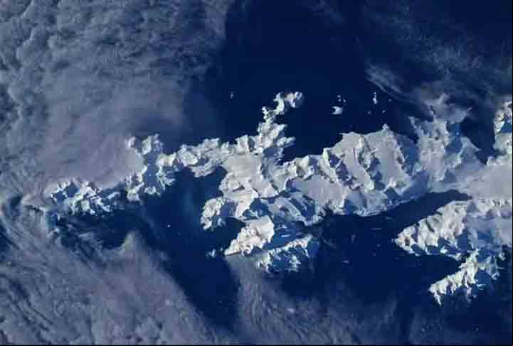 Além disso, eles avistaram uma Ilha Geórgia do Sul coberta de neve no sul do Oceano Atlântico. Algo que evidencia a iração, unidade e uma sensação de fragilidade da Terra.