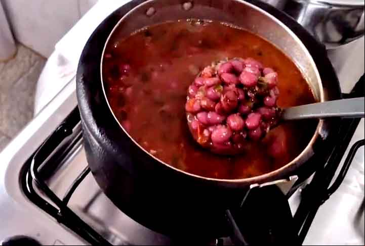 Ele é consumido principalmente em Minas Gerais e São Paulo e é utilizado na receita de feijão tropeiro. Conhecido por ser muito saboroso. Uma curiosidade é que ele é considerado um dos tipos mais antigos de feijão cultivados no Brasil.