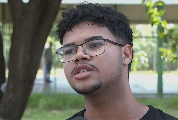 O estudante Kaio Eduardo Ferreira, de 17 anos, percebeu rapidamente o que tinha acontecido e não pensou duas vezes: assumiu o volante para evitar o pior.
