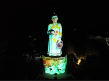 Estátua do Padre Cícero com estampas de Espedito Seleiro 