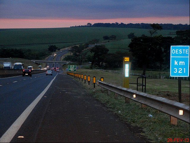 O ônibus estava na Rodovia Armando de Sales Oliveira, a SP-322, em Sertãozinho. Por sorte, a estrada tem acostamento adequado para casos de urgência.