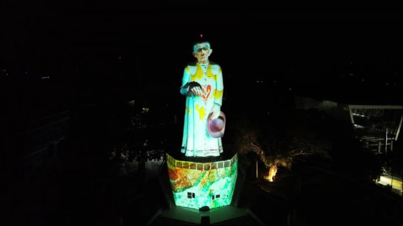 Estátua do Padre Cícero com estampas de Espedito Seleiro