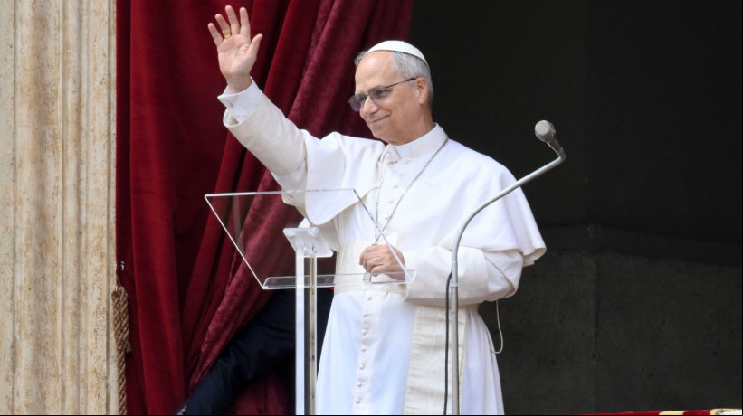 Papa Leão XIV faz primeira bênção de domingo na Praça São Pedro