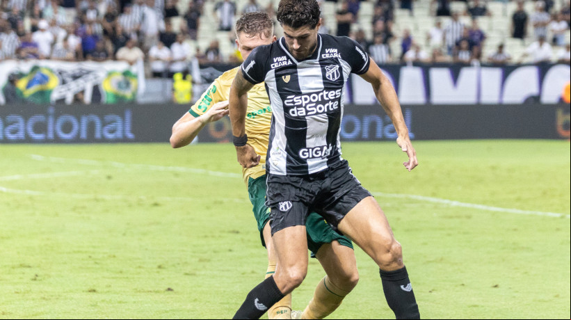Pedro Raul e Bruno Fuchs disputam lance no jogo Ceará x Palmeiras, no Castelão, pela Copa do Brasil 2025 