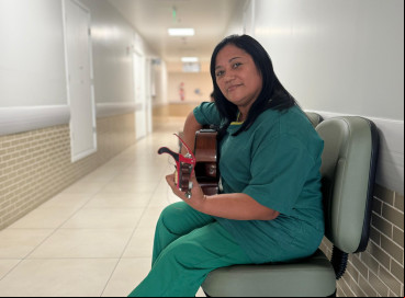 Por meio da música, a técnica de enfermagem leva consolo e esperança aos pacientes  