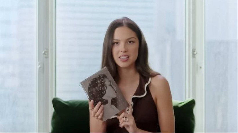 Após fazer shows no Brasil, Olivia Rodrigo revela estar lendo