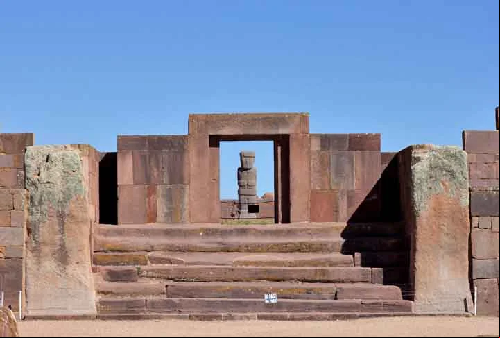 O sítio arqueológico de Tiahuanaco é um dos principais pontos turísticos da Bolívia, sendo visitado por viajantes de todo o mundo. Está localizado na cidade de Tiahuanaco, conhecida como capital arqueológica do país, e fica no departamento de La Paz