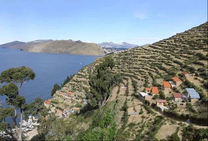 Isla del Sol é uma ilha no lago Titicaca, pertencente à Bolívia. O o é feito pela cidade de Copacabana (Bolívia) e tem área de 14,3 km². É uma ilha sagrada para os Incas, onde se encontravam os santuários das vírgenes del sol, dedicados ao Deus Sol.