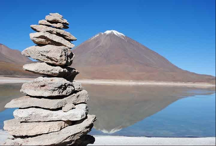 Laguna Verde é uma lagoa de água salgada alta andina na Bolívia , localizada na Reserva Nacional de Fauna Andina Eduardo Abaroa, nas terras altas do departamento de Potosí. Possui cor verde esmeralda devido ao alto teor mineral de magnésio, carbonato de cálcio, chumbo e arsênico em suas águas.