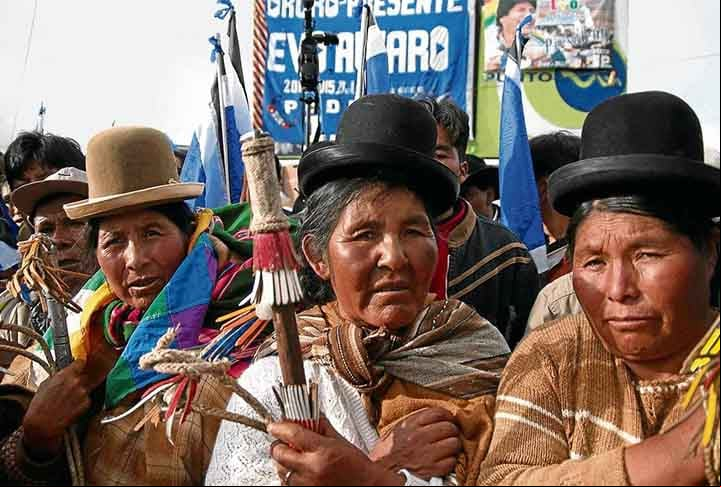 A Bolívia é uma república democrática, dividida em nove departamentos. Geograficamente, possui duas regiões distintas, o altiplano a oeste e as planícies do leste, cuja parte norte pertence à bacia Amazônica e a parte sul à bacia do Rio da Prata, da qual faz parte o Chaco boliviano.
