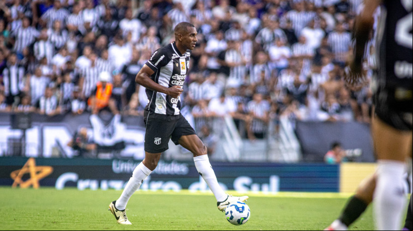 Marllon, zagueiro do Ceará, em duelo contra o Sport, pela Série A do Campeonato Brasileiro