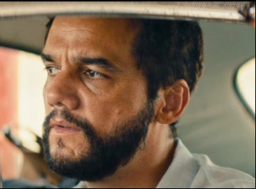O longa se a em 1977, quando Marcelo (Wagner Moura) — especialista em tecnologia marcado pelo ado — retorna à sua cidade natal em busca de redenção.  