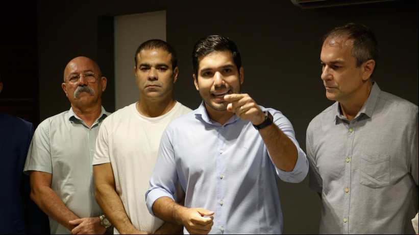 André Fernandes com vereadores na Câmara Municipal