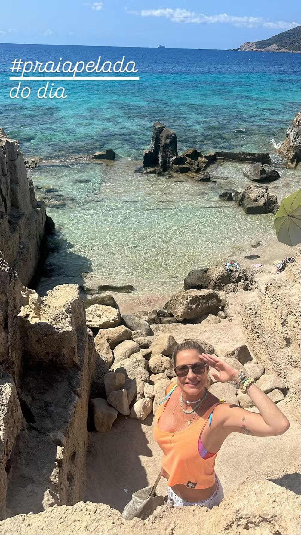 Em agosto de 2024, quando completou 48 anos, Luana postou imagens sobre sua viagem à ilha de Ibiza, na Espanha. Olha eu toda 'peruinha' no dia do aniversário. Brincos gigantes, muitos colares, muitos dourados, meu óculos de perua patricinha, meu suco e é isso, disse ela, nas redes sociais.