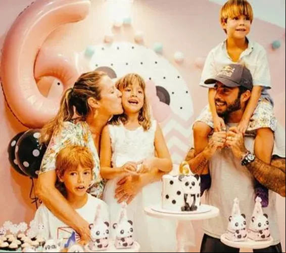 Com o surfista, Luana tem três filhos: Dom, nascido em 2012; e os gêmeos, Bem e Liz, nascidos em 2015.